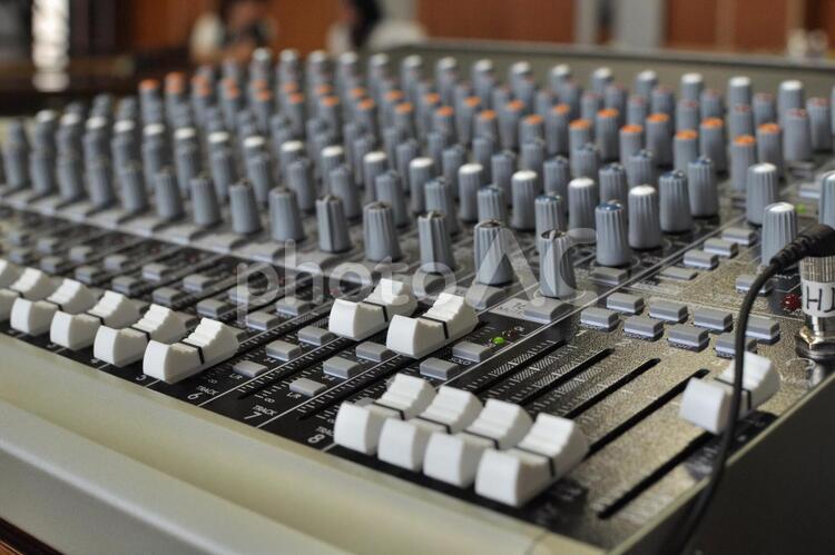 フェーダーが多く並んだミキサー ミキサー,フェーダー,音楽の写真素材