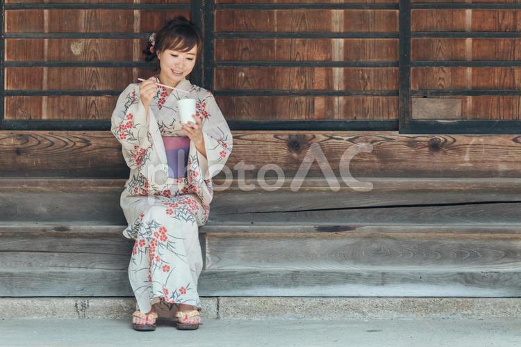 かき氷を食べる浴衣姿の女性 かき氷,夏,カキ氷の写真素材