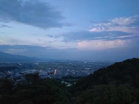夕暮れの湘南平と街並みの写真