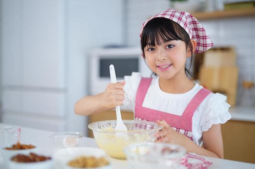 お菓子作りを楽しむあたたかな時間 女の子,小学生,日本人の写真素材