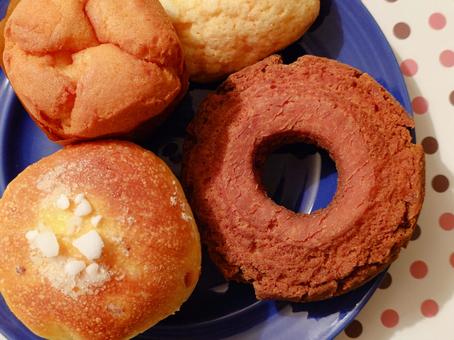 小さめの菓子パン盛り合わせ2の写真