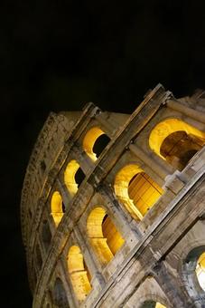 夜のコロッセオの写真