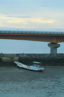 一隻の船 船,小舟,海の写真素材