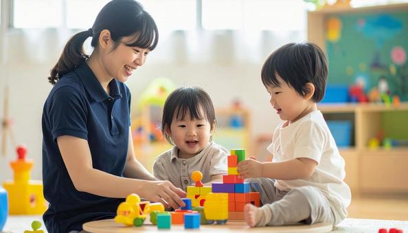 笑顔の保育士と遊ぶ子どもたち 笑顔の保育士と遊ぶ子どもたちの写真