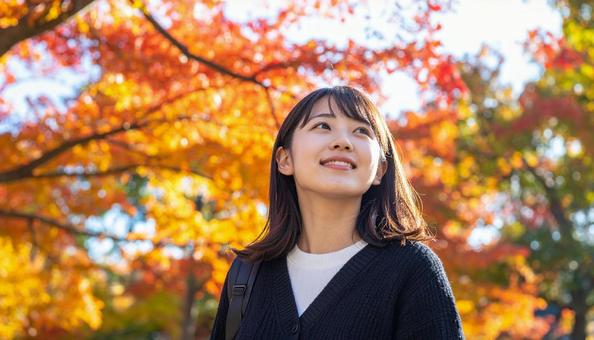 紅葉鑑賞を楽しむ若い女性 紅葉鑑賞を楽しむ若い女性の写真