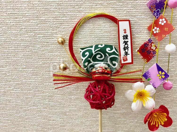 謹賀新年の飾り物　お正月　獅子舞　梅 謹賀新年,獅子舞,お正月の写真素材