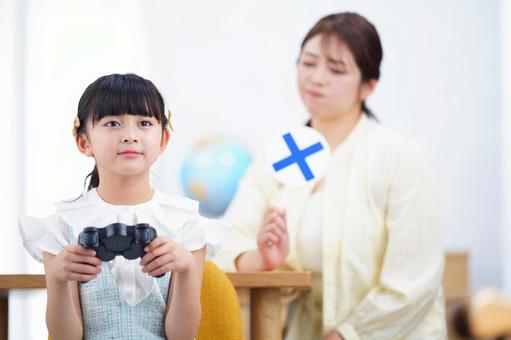 コントローラーを持ちゲーム中の女の子 コントローラーを持ちゲーム中の女の子 女の子,ゲーム,コントローラーの写真素材