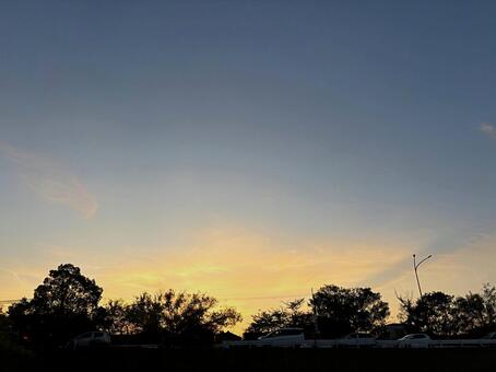 夕暮れの街に灯る静けさ 夕景,夕焼け空,街灯の写真素材