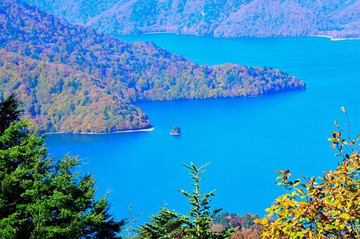 奥日光の紅葉（中禅寺湖、男体山） 紅葉,秋,風景の写真素材
