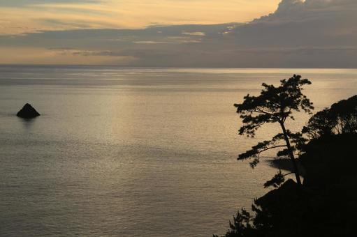 西伊豆町温泉街からの素晴らしい夕陽 西伊豆町温泉街からの素晴らしい夕陽の写真