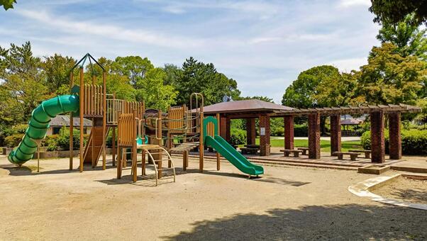 晴天の公園にある複合遊具と東屋（横） 遊具,複合遊具,滑り台の写真素材
