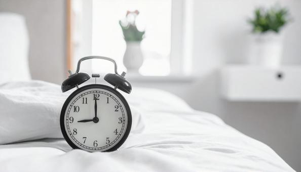ベッドの上の目覚まし時計の写真