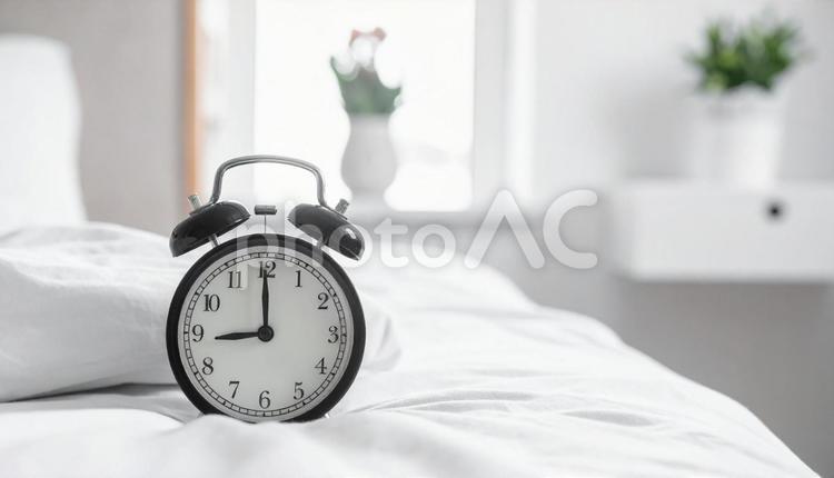ベッドの上の目覚まし時計 目覚まし時計,時計,アラームの写真素材