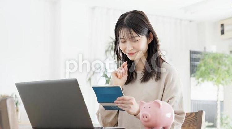 通帳の残高を確認する女性 女性,通帳,残高の写真素材