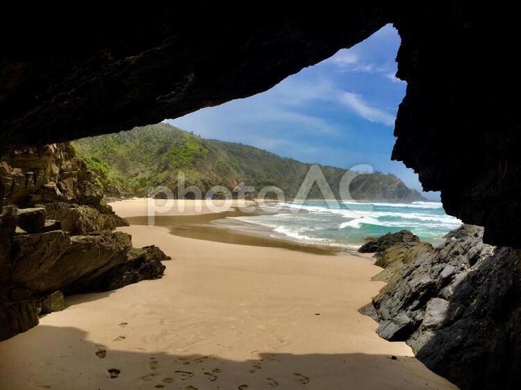 洞窟からの海 洞窟,海,秘密の場所の写真素材