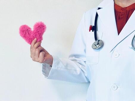 ハートを持つ女性医師 ハート,女医,ドクターの写真素材