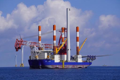洋上風力発電機の設置工事の風景 洋上風力発電機の設置工事の風景 工事,風力発電機,エコの写真素材