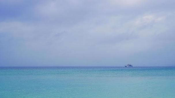 うるま市津堅島から見えるフェリーくがに うるま市津堅島から見えるフェリーくがにの写真
