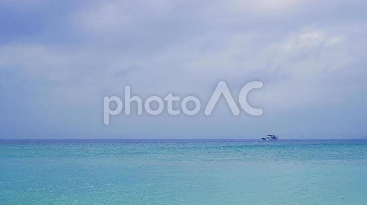 うるま市津堅島から見えるフェリーくがに フェリーくがに,海,津堅の写真素材