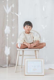 鶴が吊られた和風ブースの男の子 敬老の日,敬老の日ブース,写真の写真素材