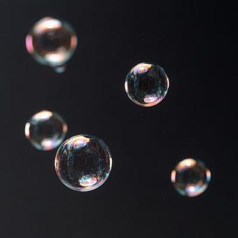 黒い背景に浮かぶ、透明な気泡 黒い背景に浮かぶ、透明な気泡の写真