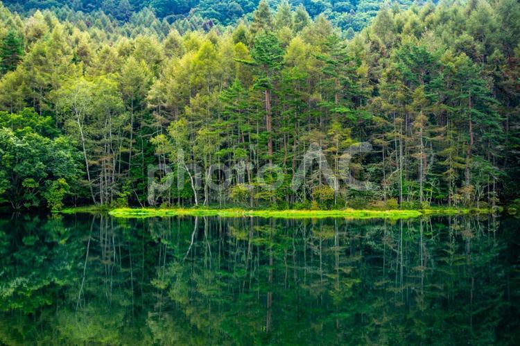 御射鹿池の写真。長野県の観光地イメージ。 御射鹿池,茅野市,信州の写真素材