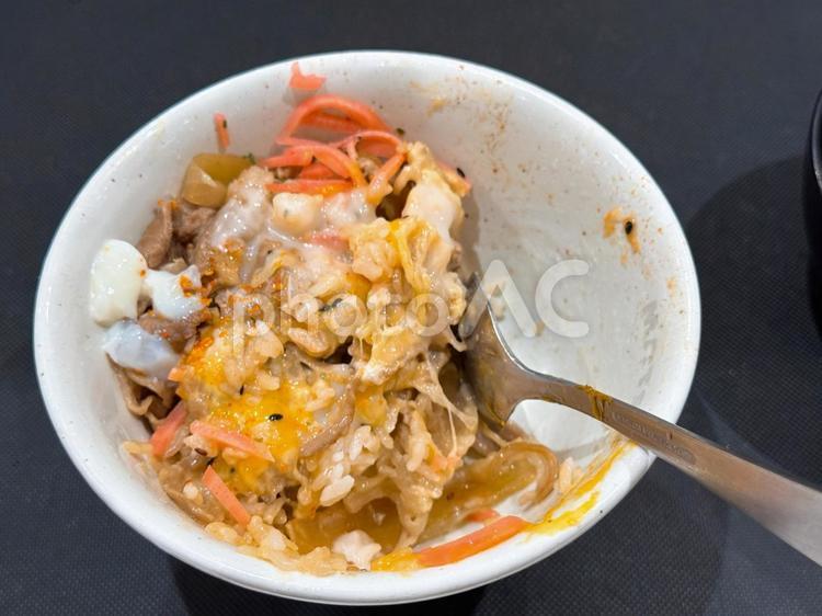 チーズ牛丼　食べかけ サイドメニュー,小鉢,食べかけの写真素材
