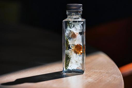 日光が当たる場所にあるハーバリウムの小瓶 ハーバリウム,花,ドライフラワーの写真素材