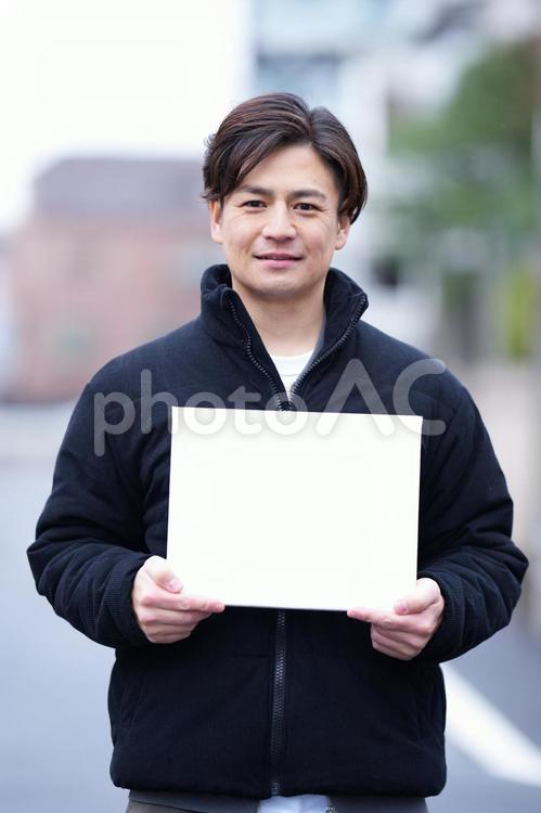 画用紙を持つ男性 男性,人物,長袖の写真素材