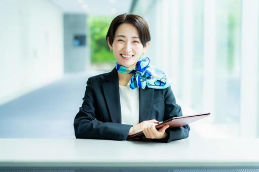 案内する受付の女性 案内する受付の女性 笑顔,コンサルタント,受付の写真素材