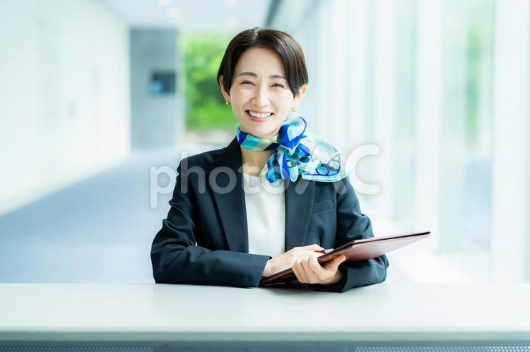 案内する受付の女性 笑顔,コンサルタント,受付の写真素材