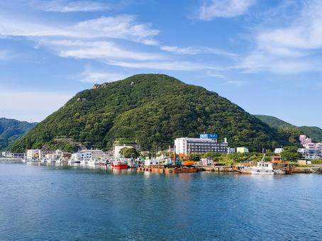 稲生沢川河口付近から見る寝姿山と下田港 稲生沢川河口付近から見る寝姿山と下田港 下田富士,下田港,寝姿山の写真素材