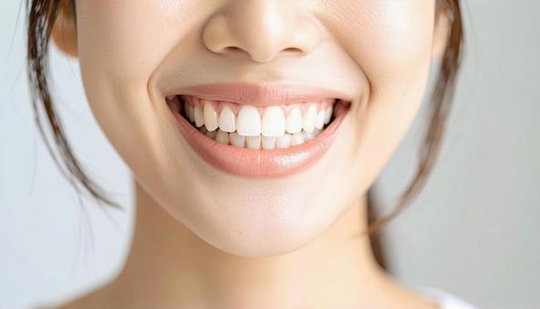 口を大きく開けて笑う女性。歯科の素材用の写真