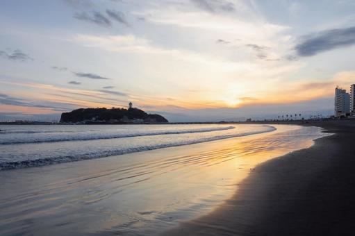 夕陽に照らされた海と空と江の島 夕陽に照らされた海と空と江の島の写真