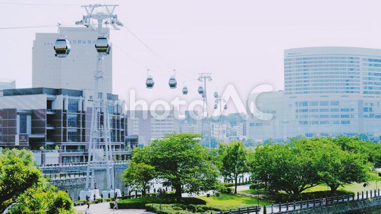 横浜、ロープウェイと街並み ロープウェイ,横浜,街並みの写真素材