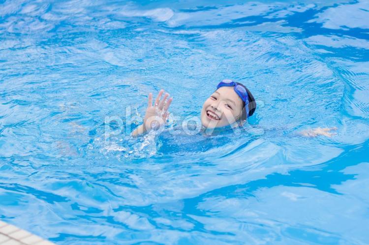 プールで泳ぐ子供 プール,水泳,泳ぐの写真素材