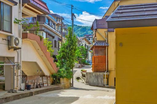 坂道の先に山々、夏の野沢温泉村の街並 日本,夏,街並みの写真素材
