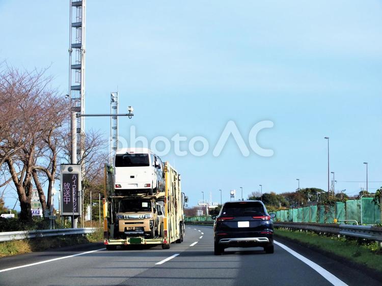 キャリアカーと高い鉄塔の風景 キャリアカー,鉄塔,高いの写真素材
