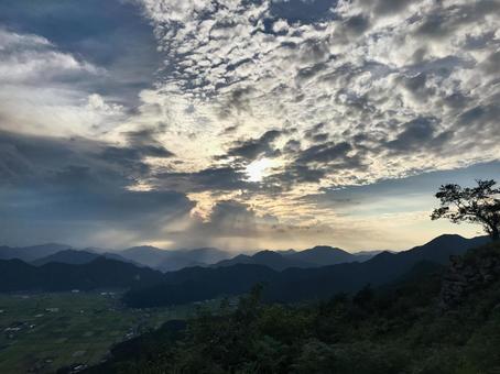 黒井城からの眺め 黒井城からの眺め 夕陽,曇り,黒井城の写真素材