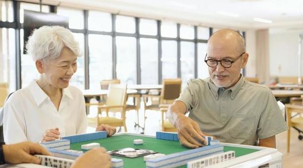 介護施設で麻雀を楽しむアジア人高齢者 介護施設で麻雀を楽しむアジア人高齢者 介護施設,麻雀,高齢者の写真素材
