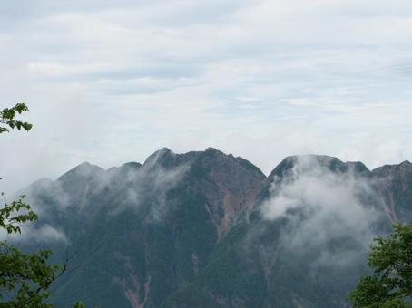 仙丈ヶ岳登山道から望む鋸岳 仙丈ヶ岳登山道から望む鋸岳 鋸岳,仙丈ケ岳,南アルプスの写真素材