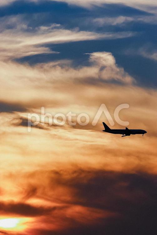 夕焼け空と飛行機シルエット 夕焼け,飛行機,空の写真素材