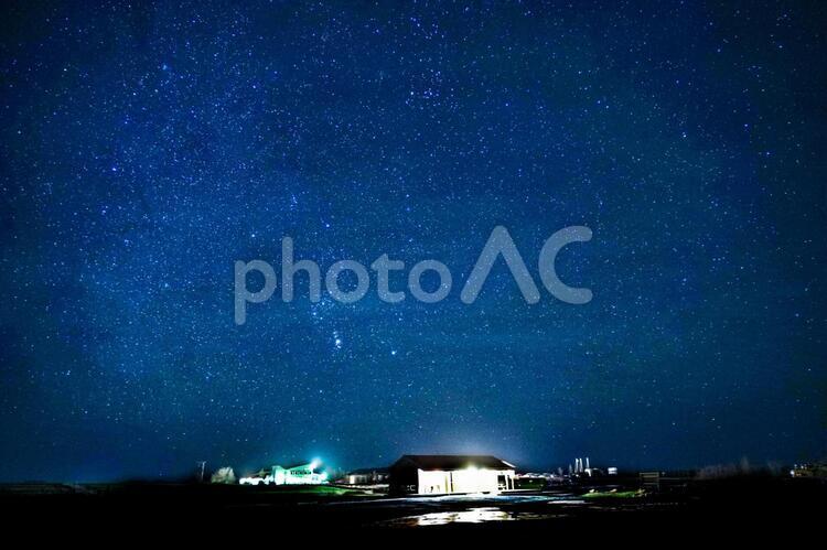 アイスランドの平原と満点の星空 アイスランド,草原,並木道の写真素材