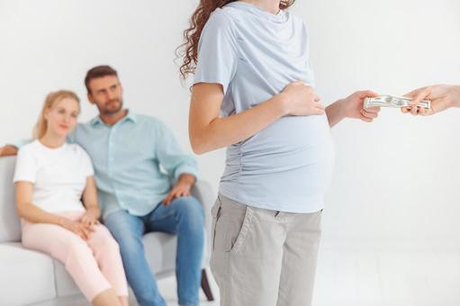 後ろに座る夫婦とお金を受け取る妊婦さん 後ろに座る夫婦とお金を受け取る妊婦さん 男性,女性,人物の写真素材