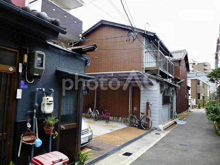 昭和の雰囲気を残す町角 町角,隘路,町並みの写真素材