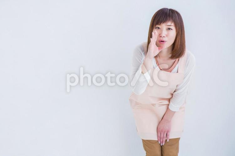 なにかを伝えるエプロン姿の女性 女性,伝える,エプロンの写真素材