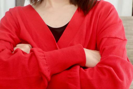 腕を組んでいる女性 腕を組んでいる女性 腕組み,考える,女性の写真素材