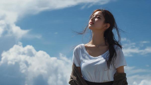 自然な魅力あふれる女性の写真