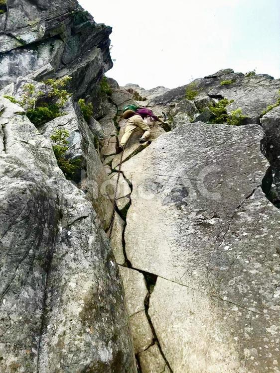 鎖場を登る男 山の風景,登山,鎖場の写真素材