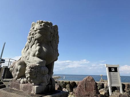 海を見守る狛犬 海を見守る狛犬 狛犬,石像,神社の写真素材